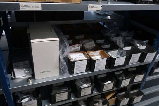 22 fag lagerreoler med indhold