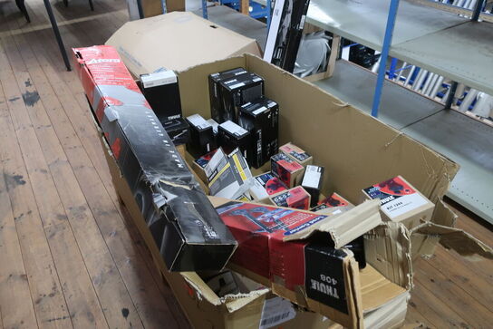 Diverse varelager samt reoler det står på 