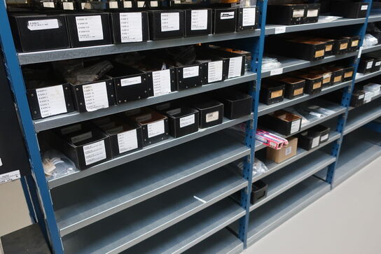 22 fag lagerreoler med indhold