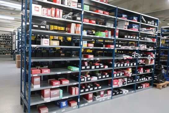 8 fag lagerreoler med indhold