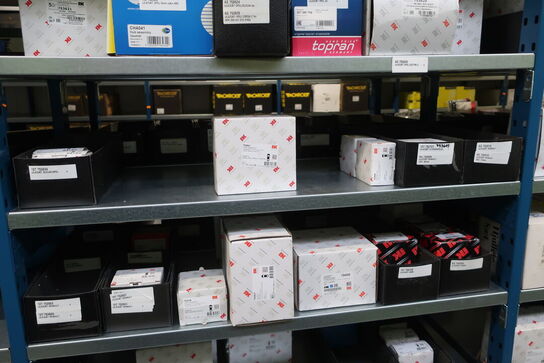 26 fag lagerreoler med indhold