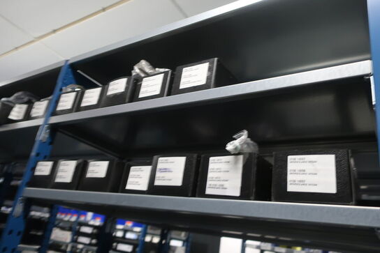 30 fag lagerreoler med indhold