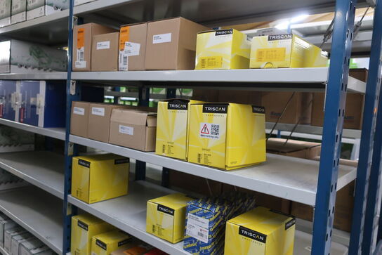 12 fag lagerreoler med indhold 