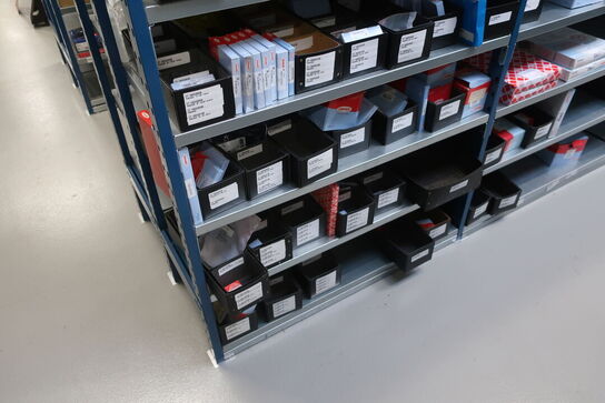 22 fag lagerreoler med indhold