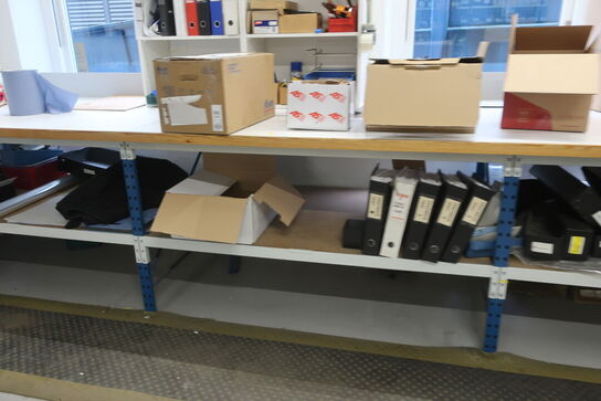 Pakkebord med indhold