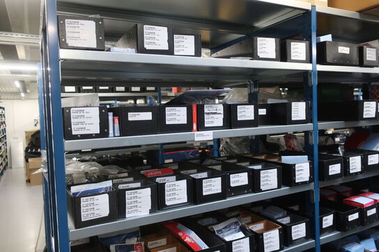 22 fag lagerreoler med indhold