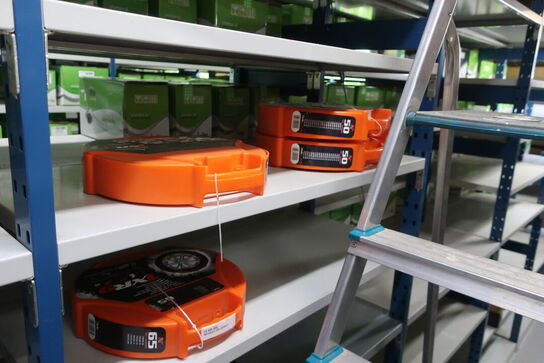 12 fag lagerreoler med indhold 