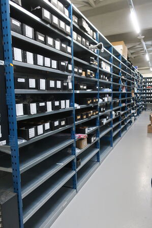 22 fag lagerreoler med indhold