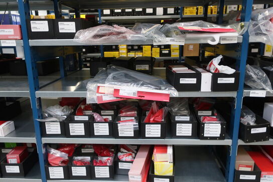 8 fag lagerreoler med indhold