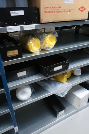 22 fag lagerreoler med indhold