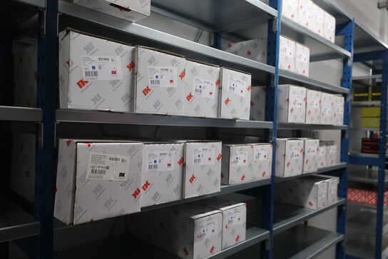 11 fag lagerreoler med indhold