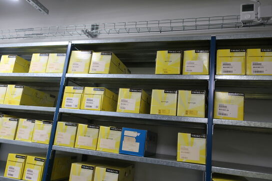 10 fag lagerreoler med indhold