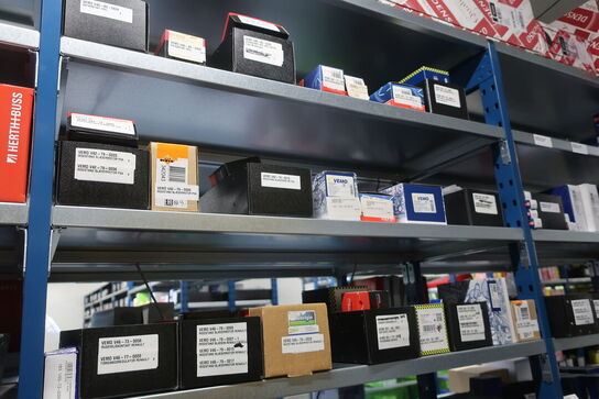 8 fag lagerreoler med indhold