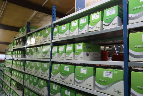 12 fag lagerreoler med indhold 