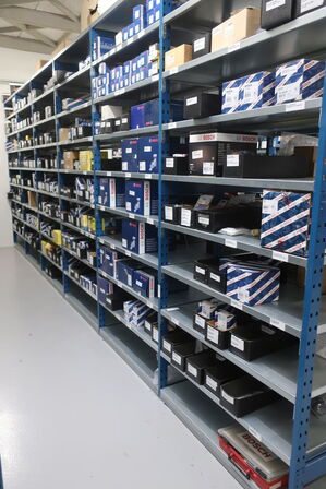 12 fag lagerreol med indhold