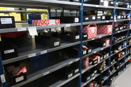 24 fag lagerreoler med indhold