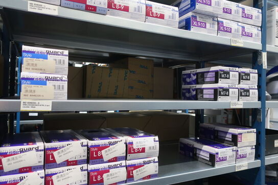 22 fag lagerreoler med indhold