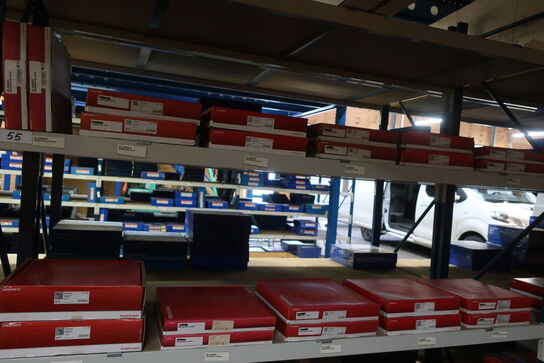 8 fag lagerreoler med indhold