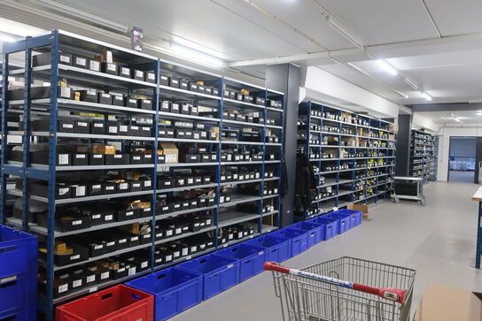 30 fag lagerreoler med indhold