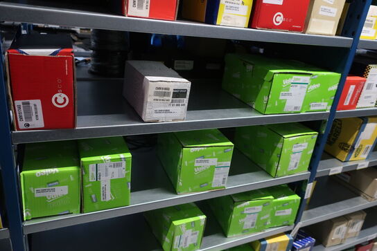 22 fag lagerreoler med indhold