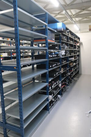 12 fag lagerreol med indhold