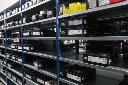 30 fag lagerreoler med indhold