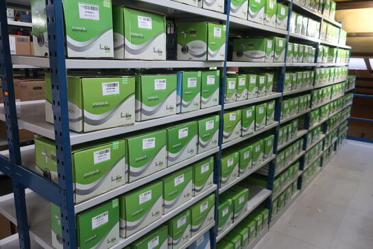 12 fag lagerreoler med indhold 