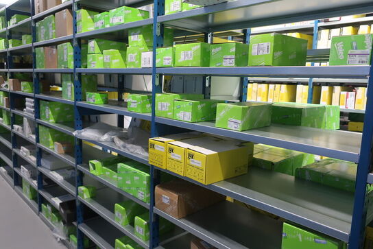 26 fag lagerreoler med indhold