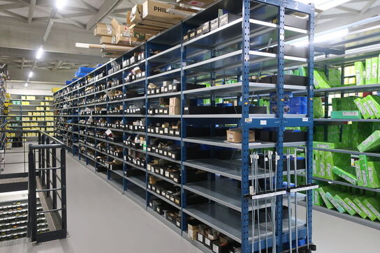 26 fag lagerreoler med indhold