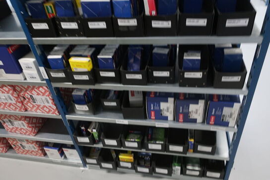 8 fag lagerreoler med indhold