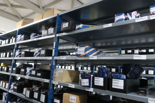 12 fag lagerreol med indhold