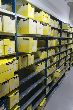 11 fag lagerreoler med indhold