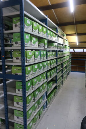 12 fag lagerreoler med indhold 