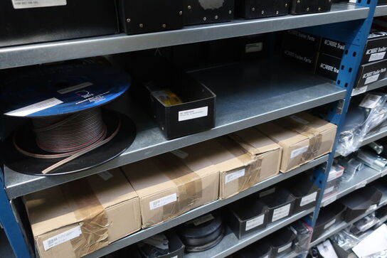 22 fag lagerreoler med indhold