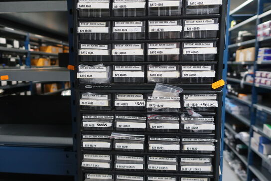 22 fag lagerreoler med indhold