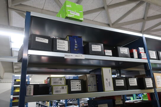 8 fag lagerreoler med indhold