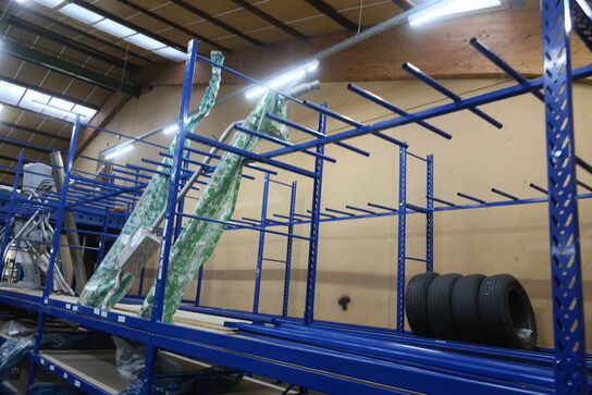 Varelager af udstødning m.v. samt reoler hertil