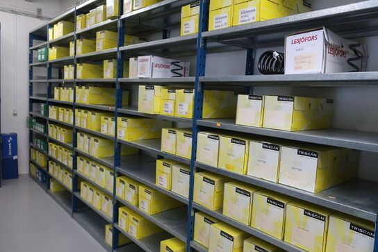 10 fag lagerreoler med indhold