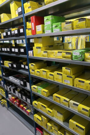 28 fag lagerreoler med indhold