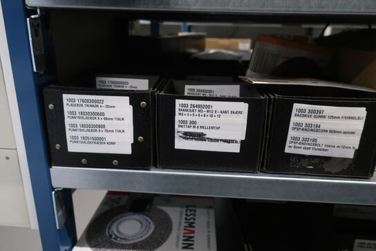 22 fag lagerreoler med indhold