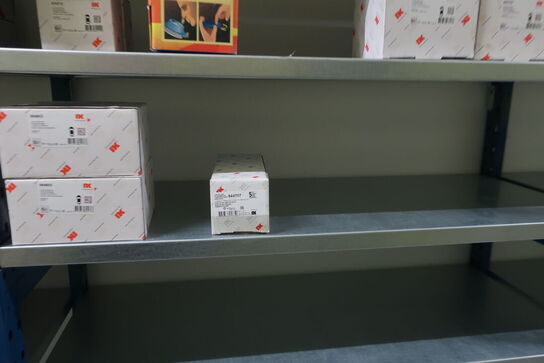 13 fag lagerreoler med indhold