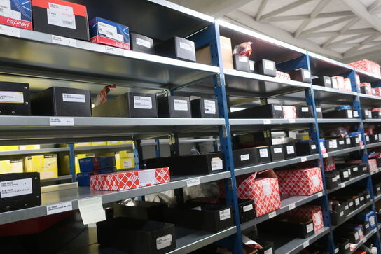 24 fag lagerreoler med indhold