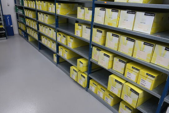 10 fag lagerreoler med indhold