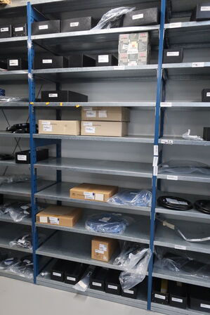 11 fag lagerreoler med indhold