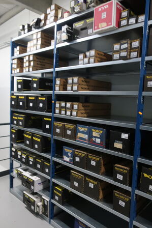 8 fag lagerreoler med indhold