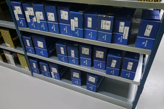 24 fag lagerreoler med indhold