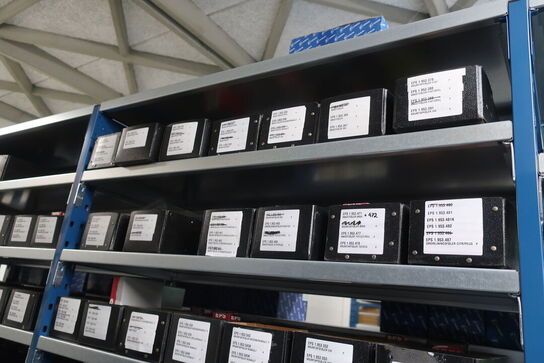 12 fag lagerreol med indhold