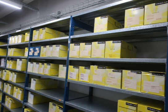 10 fag lagerreoler med indhold