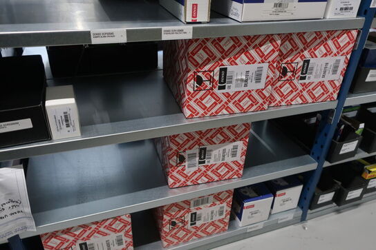 8 fag lagerreoler med indhold