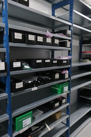 13 fag lagerreoler med indhold